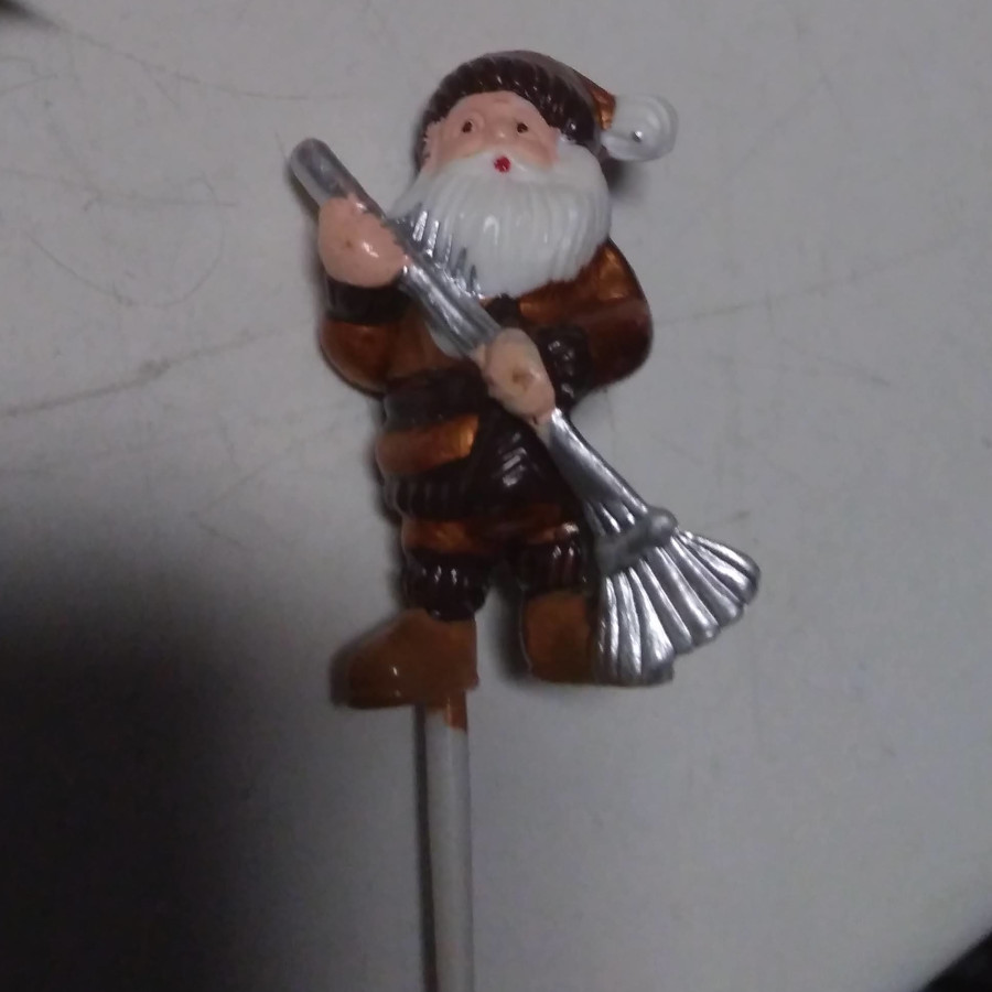Soggetto di plastica Babbo Natale con scopa